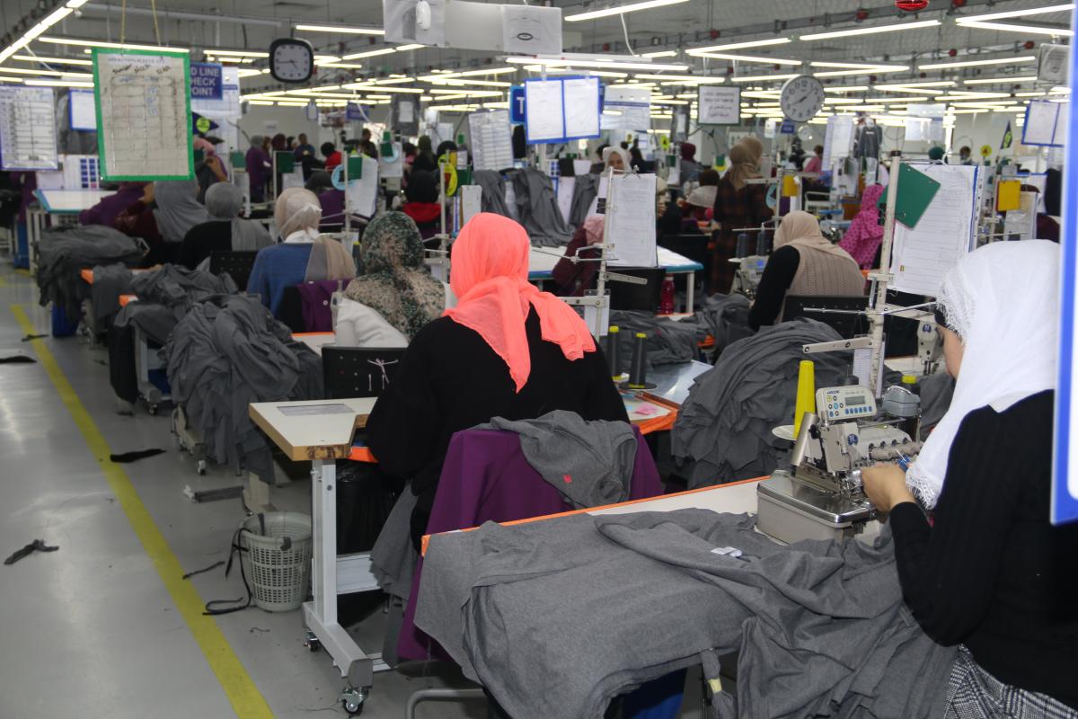 جانب من مصنع الألبسة في الجنيد