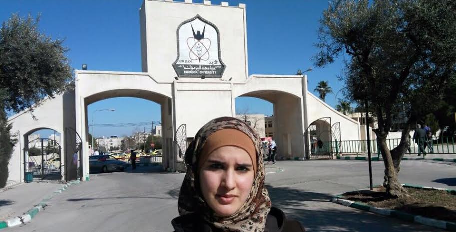 طالبة سورية تحقق التفوق الدراسي رغم أعباء اللجوء