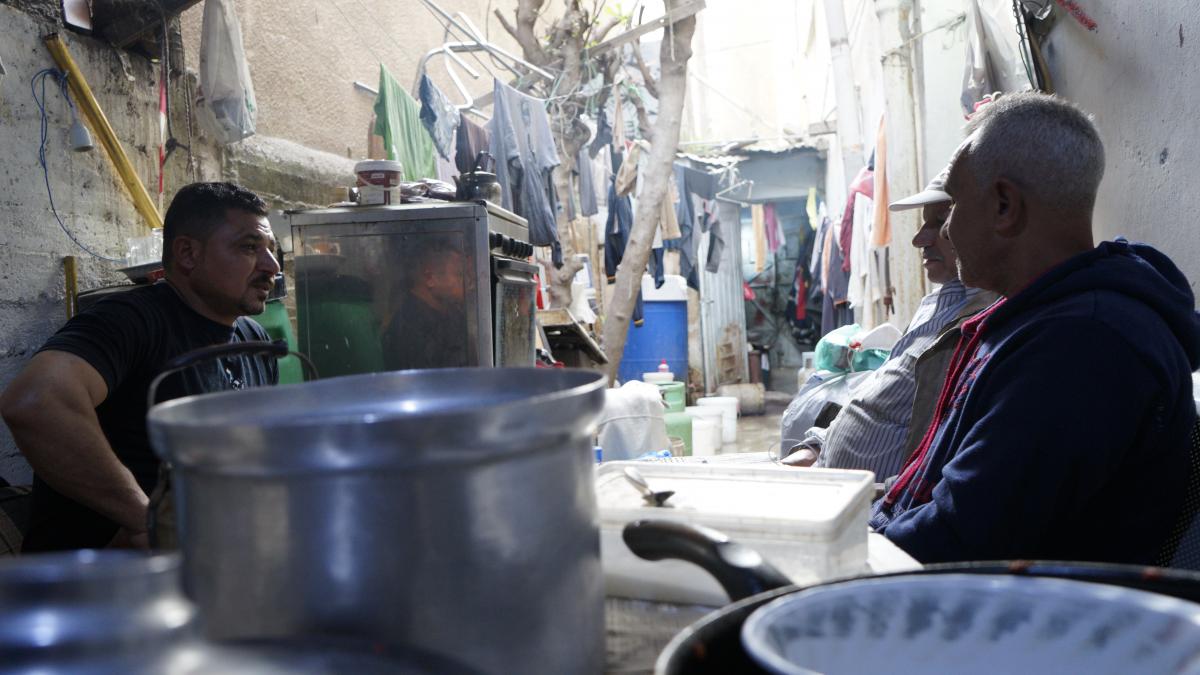 ملاك ويقابله زهير في حديث جانبي