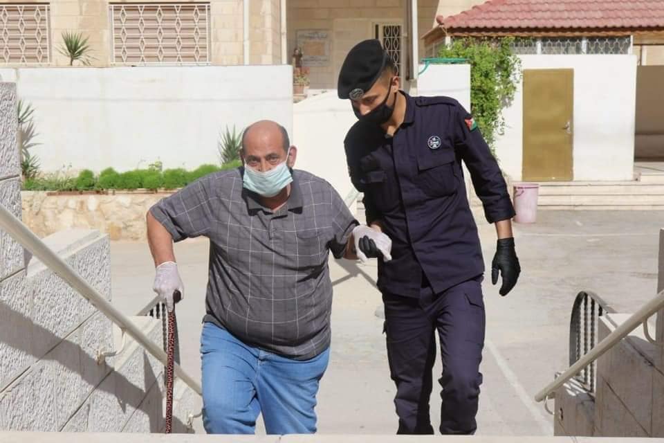 م