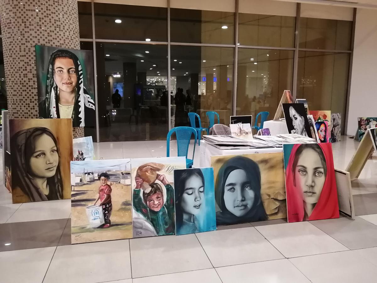 لوحات فنية في بازار الشتاء في عمان