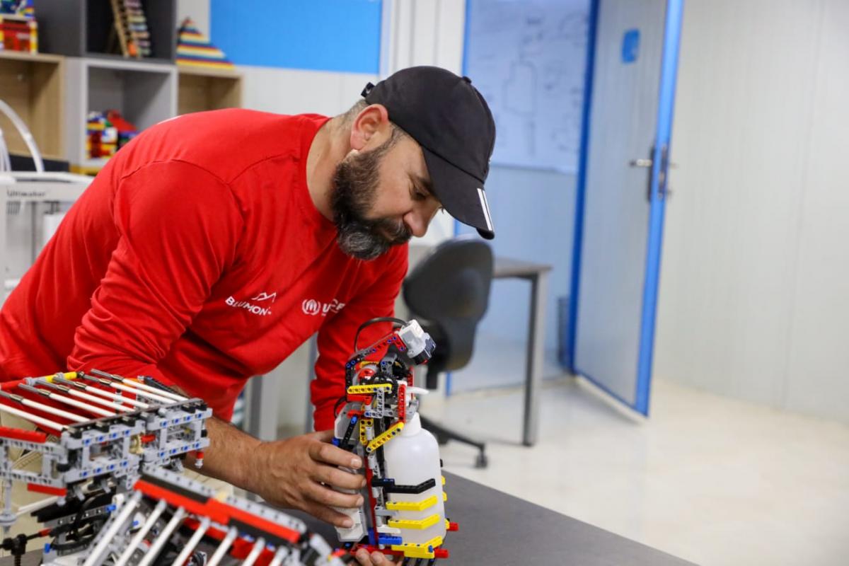 كيف ساهم لاجئون في مخيم الزعتري بمكافحة فيروس كورونا؟