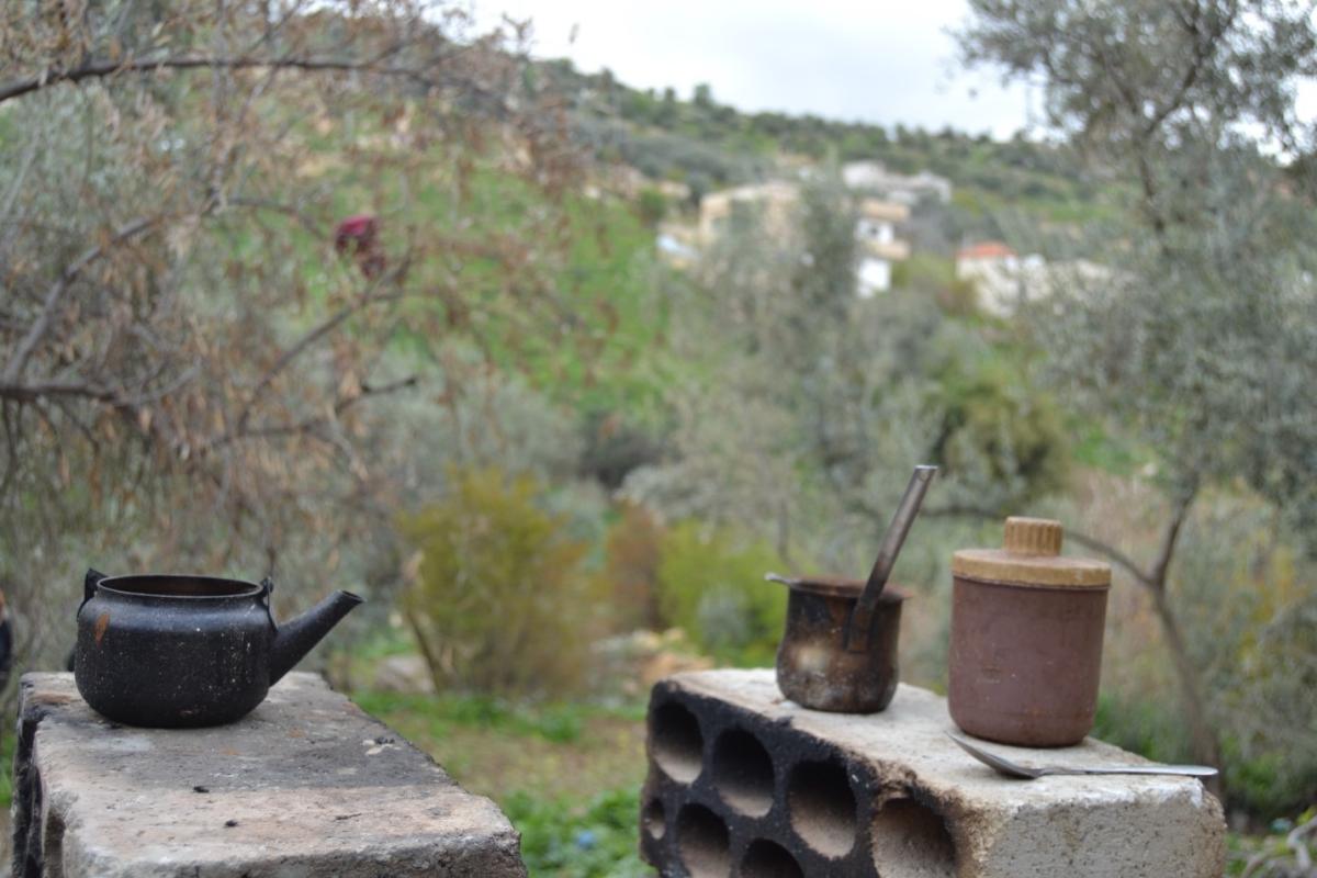 دلة قهوة وإبريق شاي