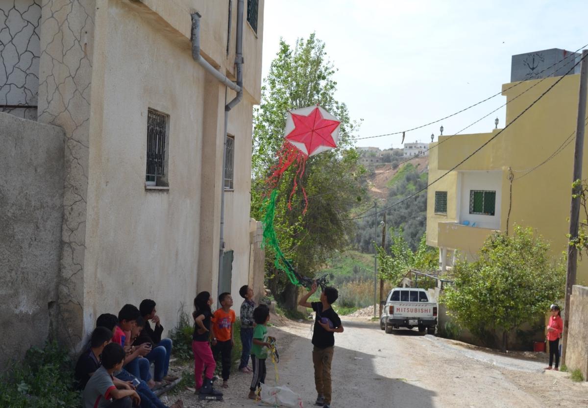 لعب الأطفال في الحارة