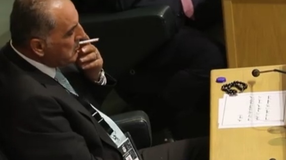 صورة لأحد النواب وهو يدخن في الجلسة الافتتاحية 