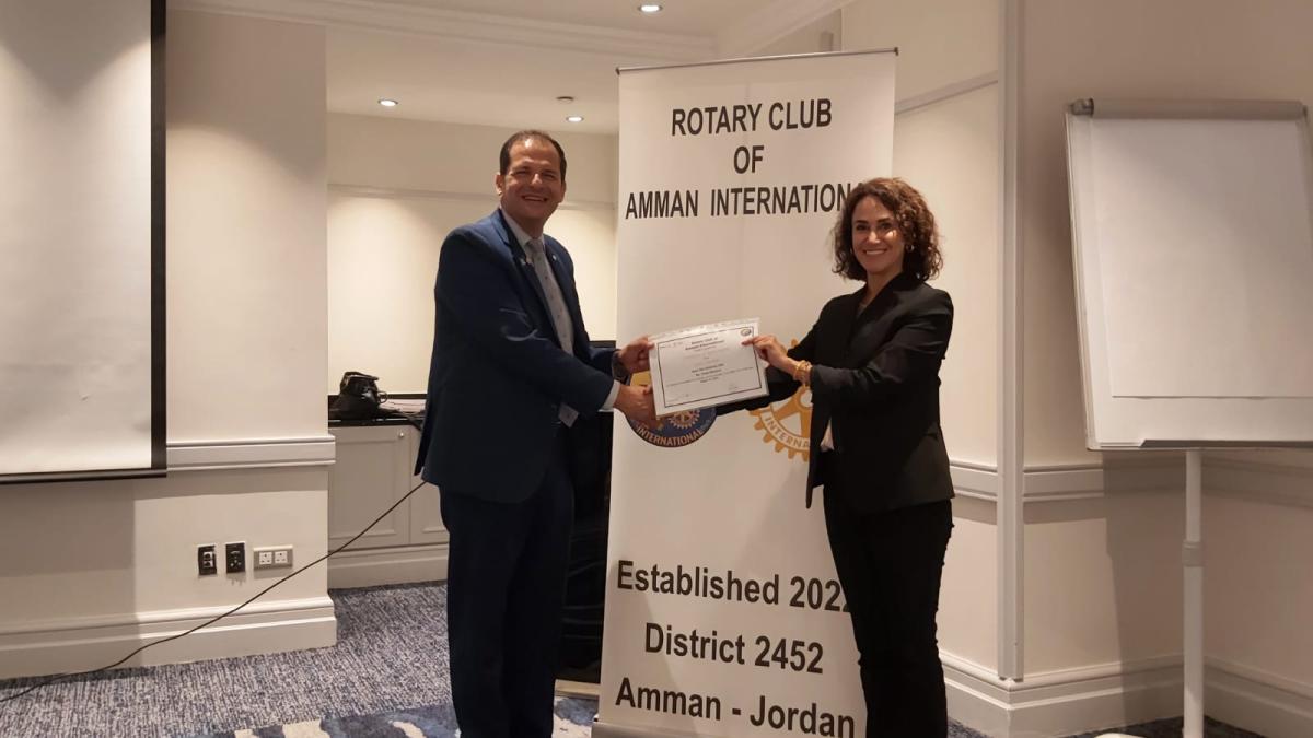 رئيس النادي صموئيل قاقيش يقدم شهادة تقدير لخبيرة ديالا الخمرة