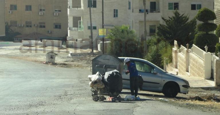 طفل يأكل بقايا طعام عثر عليه في حاوية للنفايات - عدسة حسن عودة 