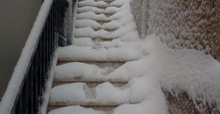 ثلوج تصعد الدرج ثلوج تصعد الدرج