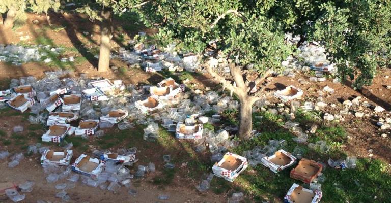 مخلفات الباعة المتجولين على طريق المطار- عدسة عبدالله المبيضين/فيسبوك مخلفات الباعة المتجولين على طريق المطار- عدسة عبدالله المبيضين/فيسبوك