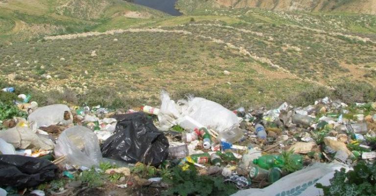 انتشار النفايات في المنطقة المحيط بسد الملك طلال/ فيسبوك 