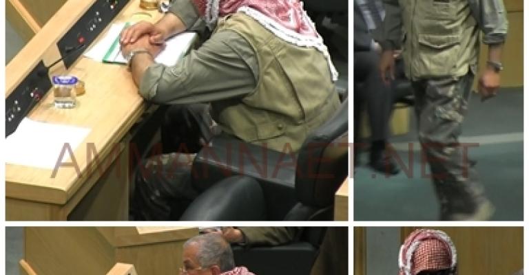 النائب أحمد رقيبات ملثماً تحت القبة احتجاجاً على طلب رفع الحصانة عنه- عدسة عسان فرج 