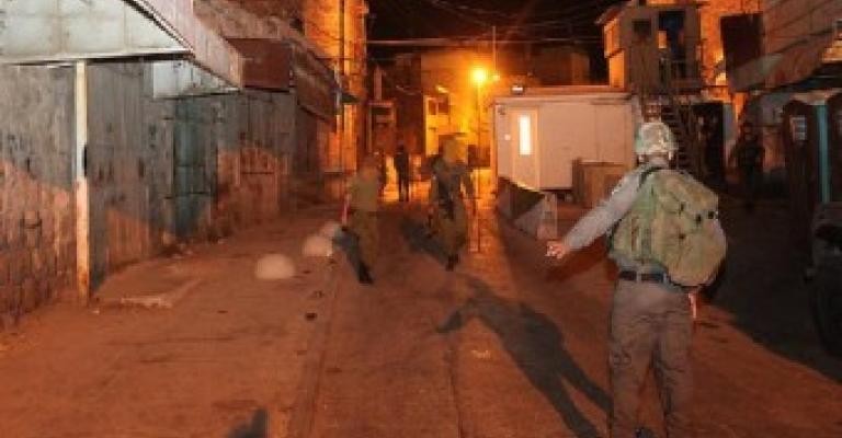 مقتل جندي اسرائيلي بالخليل والاحتلال ينفذ حملة تفتيش واغلاق شامل للمدينة 