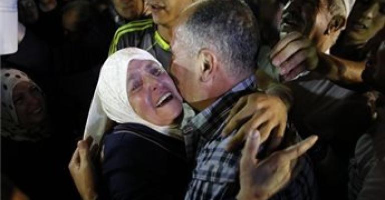 جمع الأسرى قبل إطلاق سراحهم