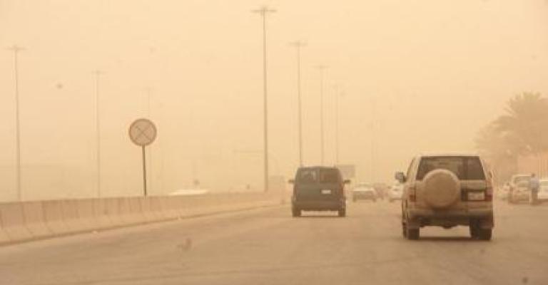 تحذير من الغبار على الطرق الصحراوية