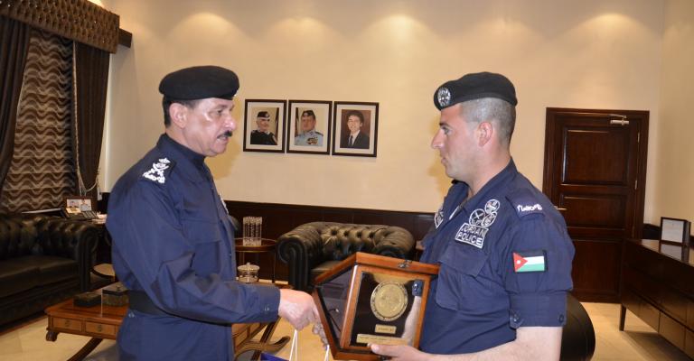 مدير الأمن يكرم رجل سير لشجاعته مدير الأمن يكرم رجل سير لشجاعته