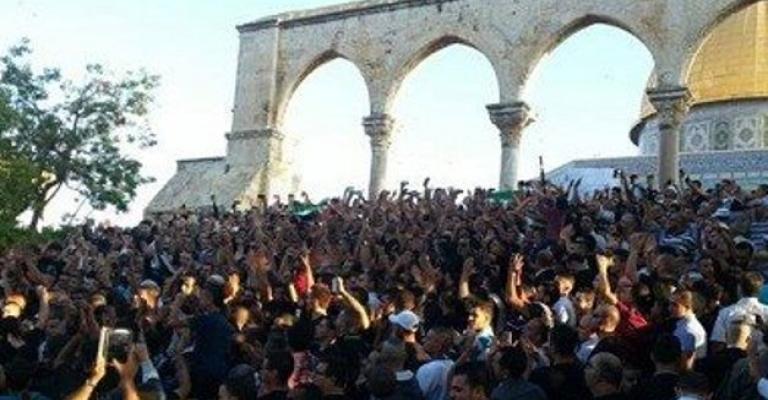 آلاف المصلين في الأقصى ينتصرون لغزة