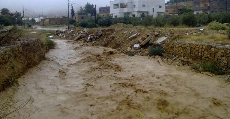 الدفاع المدني يدعو للابتعاد عن جوانب الأودية والسيول