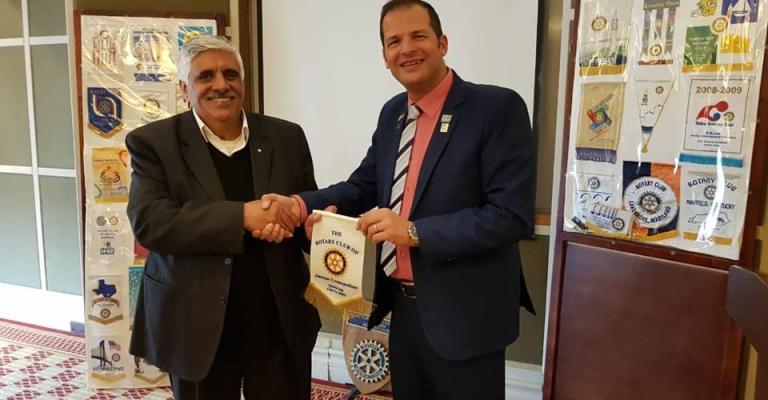 روتاري كوسمبوليتن عمان تكرم الزميل داود كتاب بعضوية فخرية