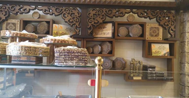 سوريون ينقلون مهاراتهم في صنع الحلويات إلى الأردن سوريون ينقلون مهاراتهم في صنع الحلويات إلى الأردن