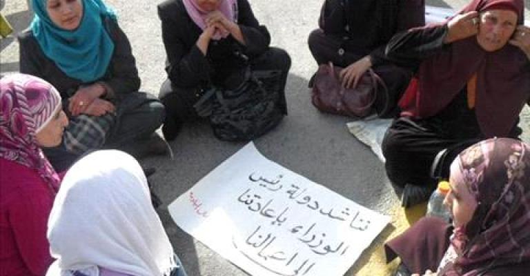 Day-laborers renew protest at Prime Ministry