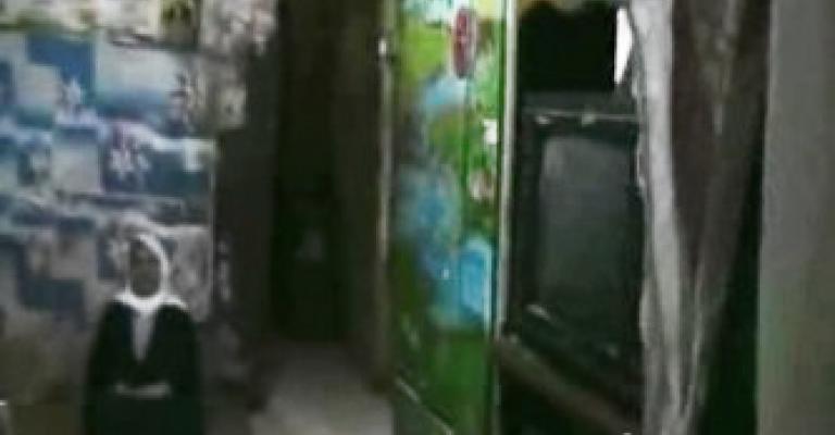 عائلة تعيش في بيت درج وتستخدم المطبخ دورة للمياه