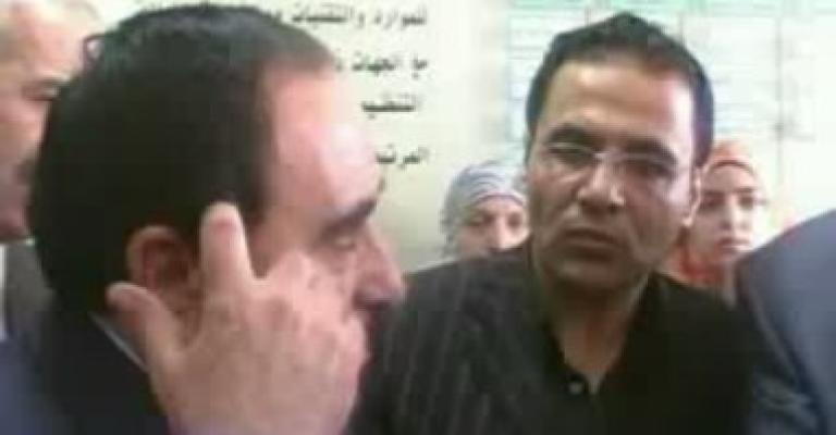 (فيديو) مواطنون يتجمهرون بانتظار وزير الصحة طمعا بالتعيينات (فيديو) مواطنون يتجمهرون بانتظار وزير الصحة طمعا بالتعيينات