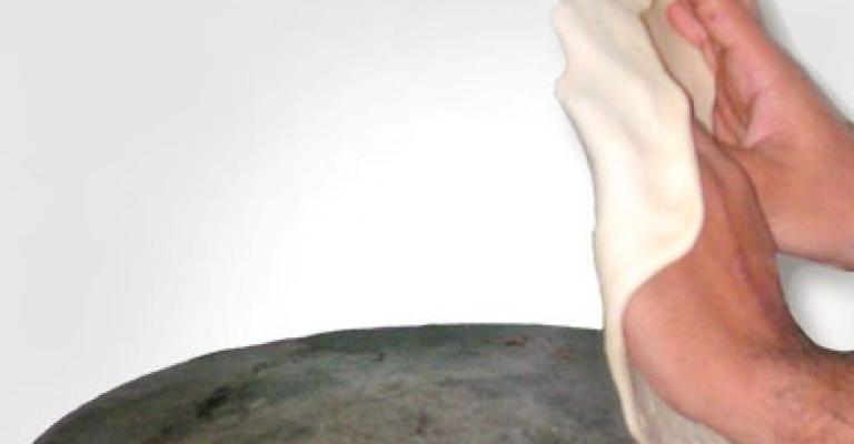 الخرساء يسرى تنطق بإبداع صناعة الخبز العربي (فيديو) الخرساء يسرى تنطق بإبداع صناعة الخبز العربي (فيديو)