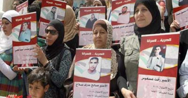 صورة على جدار.. هي كل ما تبقى لام صالح من ابنها الأسير صورة على جدار.. هي كل ما تبقى لام صالح من ابنها الأسير