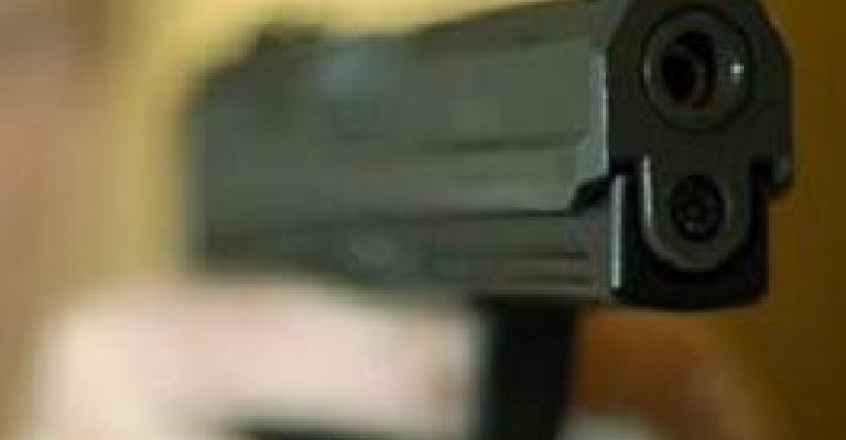 رجل أمن يقتل صديقه بالخطأ في خلدا