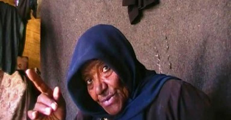 حمدة تتقاسم خيمتها مع الأفاعي والعقارب.. (فيديو) حمدة تتقاسم خيمتها مع الأفاعي والعقارب.. (فيديو)