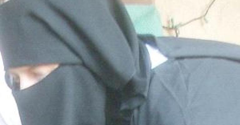 القبض على لص متنكرا بزي نسائي