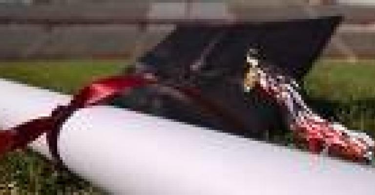 سلام المومني تحصل على الماجستير