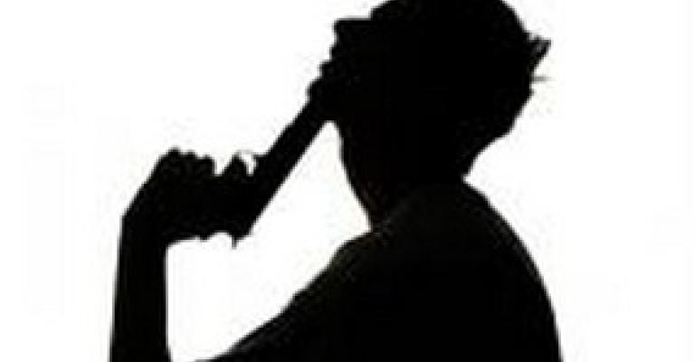 مواطن يطلق النار على نفسه ويدعي انه تعرض للسلب