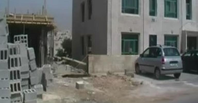 أنقاض وبقايا البناء.. اعتداء على حرمة الطريق ( فيديو) أنقاض وبقايا البناء.. اعتداء على حرمة الطريق ( فيديو)