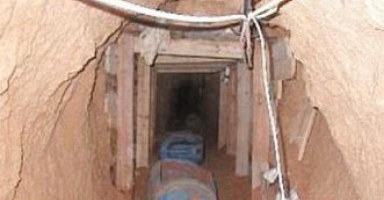 محامون يقدمون بلاغا لاستخدام مصر الغاز السام بأنفاق غزة