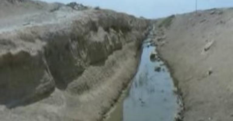 مهارب مائية للصرف الصحي تفصل أحياء سكنية في دير علا (فيديو) مهارب مائية للصرف الصحي تفصل أحياء سكنية في دير علا (فيديو)