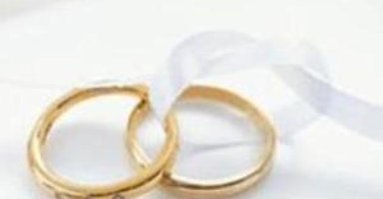 د.عودة يعلن خطوبته