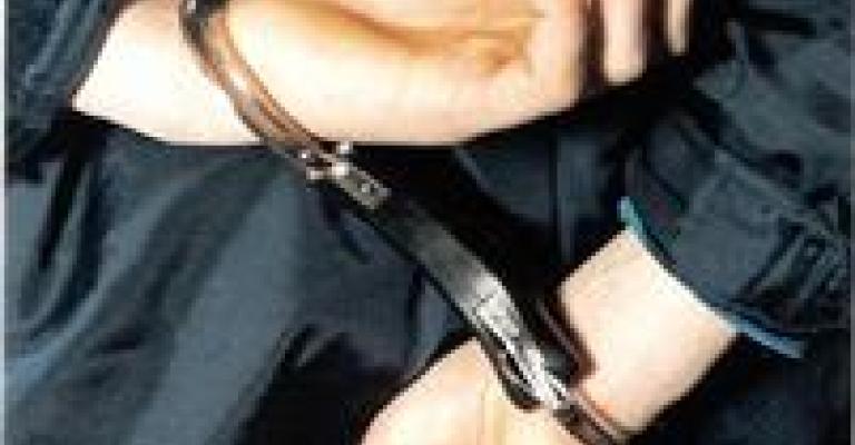 القبض على عصابة صورت شخصا عاريا لغاية ابتزازه القبض على عصابة صورت شخصا عاريا لغاية ابتزازه