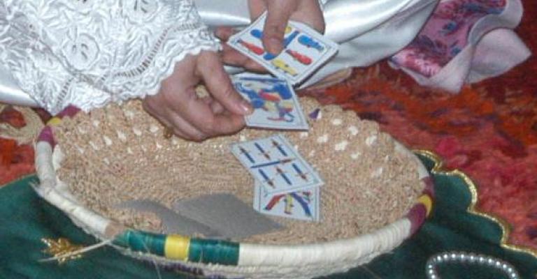 عمان نت تسبر غور عالم المشعوذين..فتاة تسقي زوجها من بولها