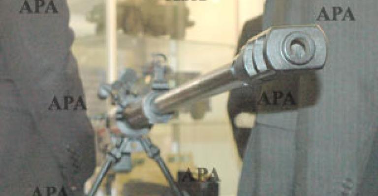 بندقية قنص هدية أذرية للملك