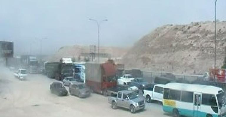 أهالي الفاخورة يغلقون اتوستراد الزرقاء احتجاجا على تجريف أرض (فيديو) أهالي الفاخورة يغلقون اتوستراد الزرقاء احتجاجا على تجريف أرض (فيديو)