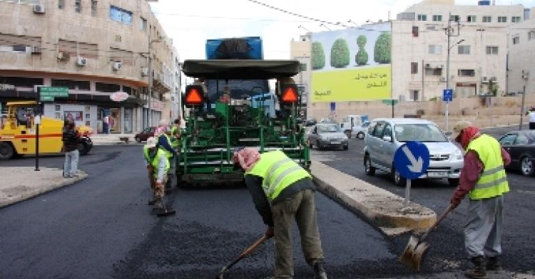 تعبيد شوارع عمان باستخدام حصمة البازلت