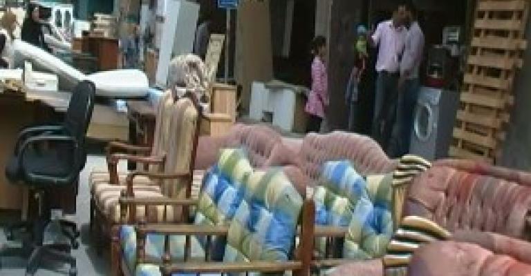 أثاث منازلكم المباعة..تشكل أسواق في سقف السيل..فيديو 