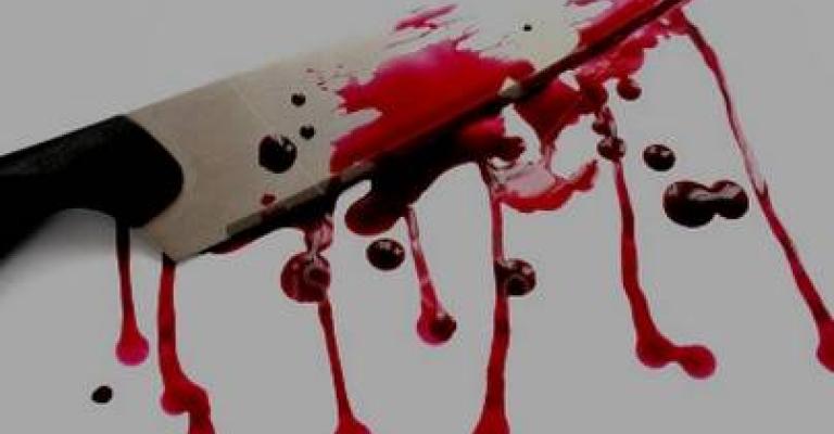 طعن فتاة على يد شقيقها وابن عمها بماركا