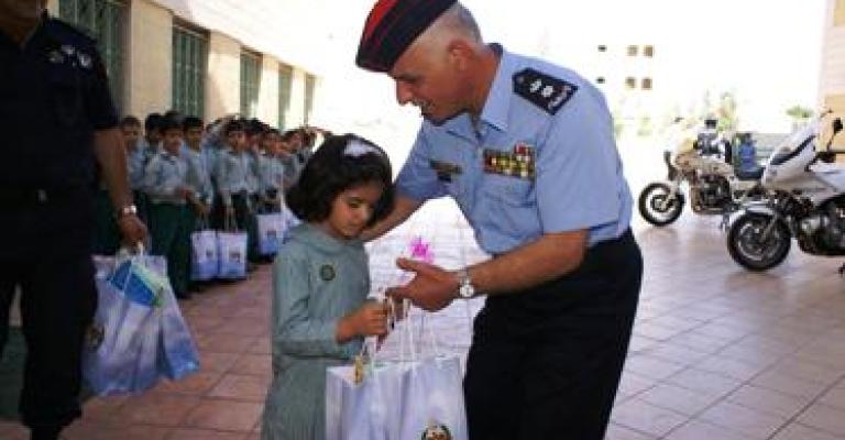 الامن العام يوزع الحلوى