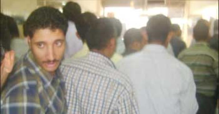 فوضى وازدحام في مديريات العمل (فيديو) فوضى وازدحام في مديريات العمل (فيديو)