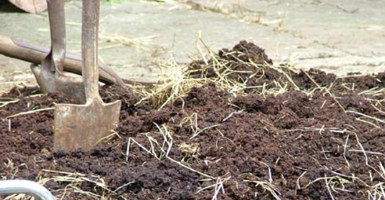 مزارعون يجددون مطالبهم باستخدام السماد البلدي