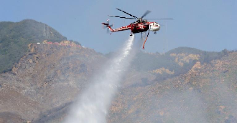 فرق إطفاء أردنية إسرائيلية تتعامل مع حريق بالمنطقة الحدودية