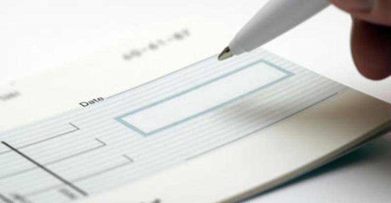 القبض على شخص ارغم اخر على توقيع شيك تحت تهديد السلاح