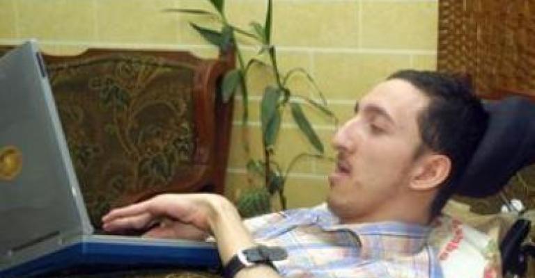 يرتجل المقالات رغم شلل أطرافه